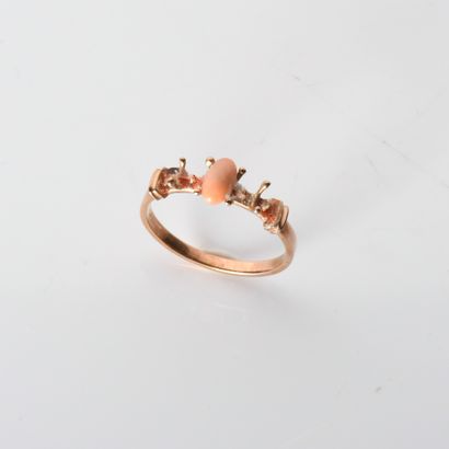 Ring in 14-carat (585 thousandths) pink gold
centered...