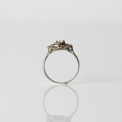 Ring set in 18-carat white gold (750
or platinum,...