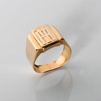 Chevalière in 14-carat yellow gold (585
monogrammed...