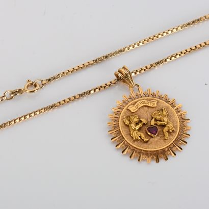 Circular medal in yellow gold 