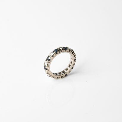 American wedding band in 18-carat (750 thousandths)...