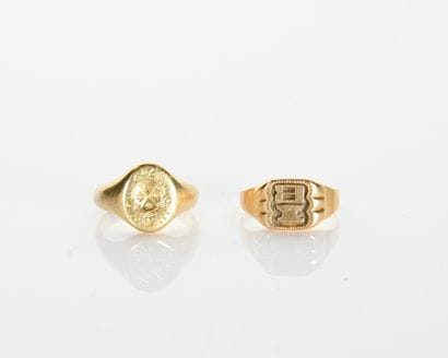 Two ladies' signet rings in 18K 750°/00 yellow...