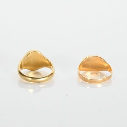 Two ladies' signet rings in 18K 750°/00 yellow...