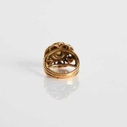 Ring in 18-carat (750
shape set with imitation...