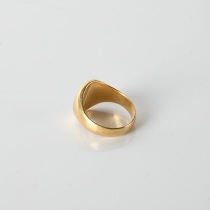 Chevalière in 18-carat yellow gold (750
thousandths)...