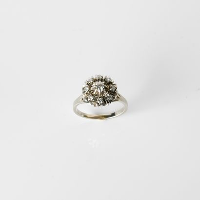 Daisy ring set with 9 modern-cut diamonds
diamonds,...