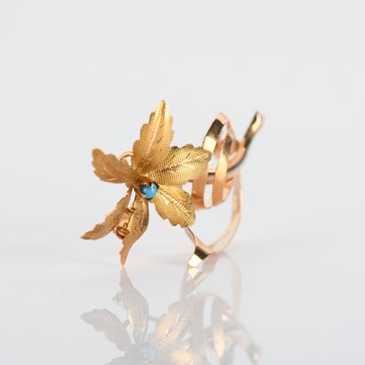 Flower brooch in 18-carat (750
millies) centered...