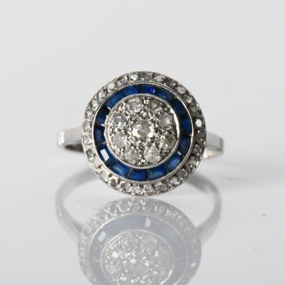 Rosette ring in 18-carat (750
centered with...