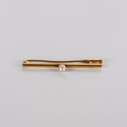 Line brooch in 18-carat (750
and white pearl
Length:...