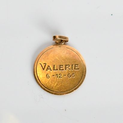 Religious medal by Serraz, in yellow gold
18...