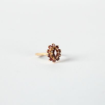 Yellow gold marguerite ring set with 11 garnets,...