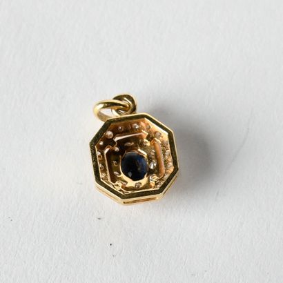 Pendant in 18K yellow gold, centered on an...