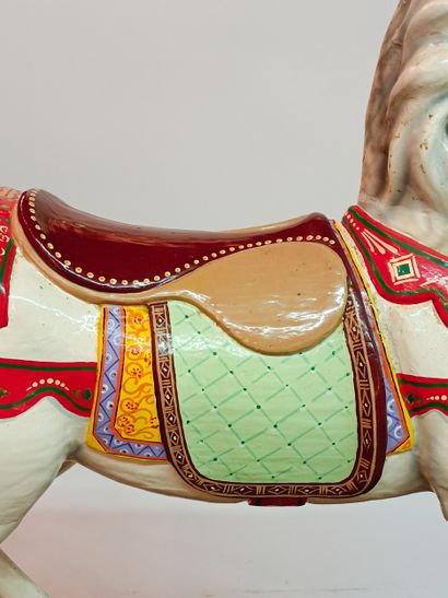 Cheval de manège de carrousel en résine sur...