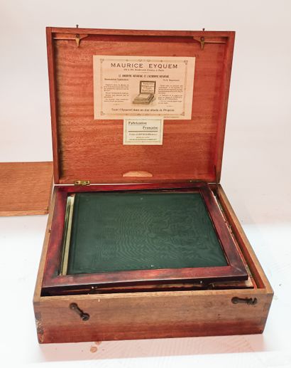 Vitrine de présentation, caisse en bois avec...