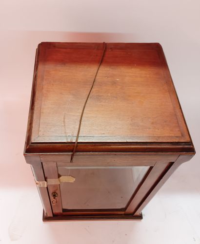 Vitrine de présentation, caisse en bois avec...
