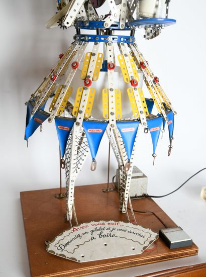 MECCANO
Waitress
Base-mounted Meccano featuring...