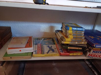 Réunion de boîtes garnies de construction...