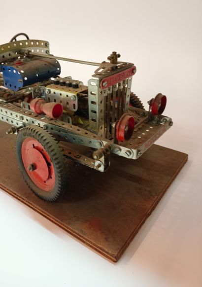MECCANO
Electrified convertible
On a plywood...