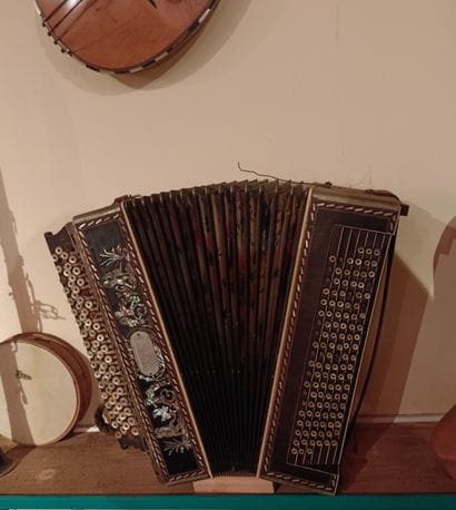 Réunion d’instruments de musique comprenant...
