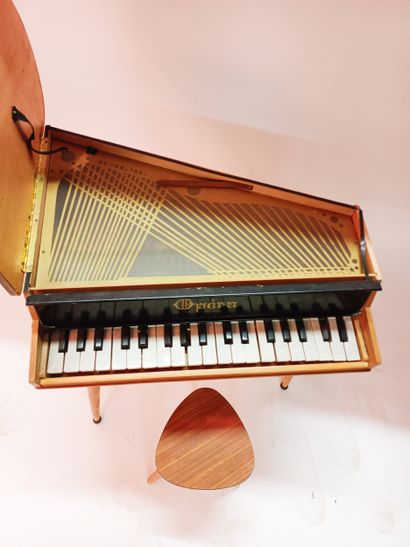 Piano à queue crapaud d’enfant avec son tabouret...