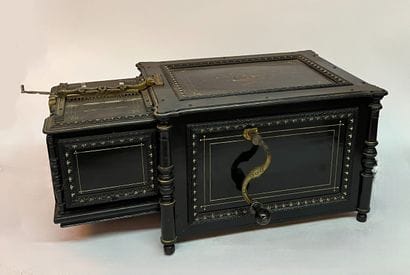 MANOPAN
Organette caisse en bois noirci et...