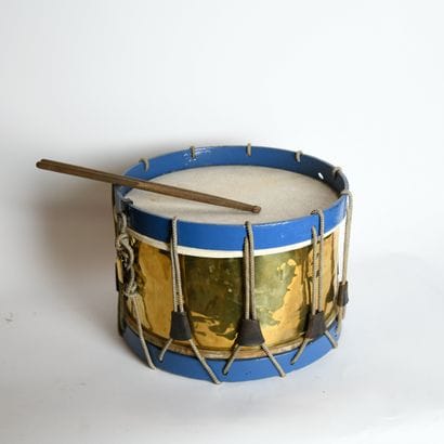 Tambour avec ses deux baguettes
XXème siècle
D...