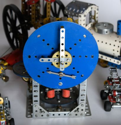 MECCANO
Set of nine pieces, including a locomotive,...