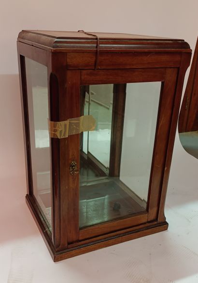 Vitrine de présentation, caisse en bois avec...