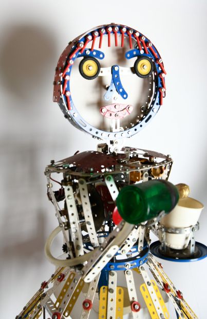 MECCANO
Waitress
Base-mounted Meccano featuring...