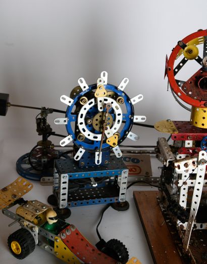 MECCANO
Set of nine pieces, including a locomotive,...