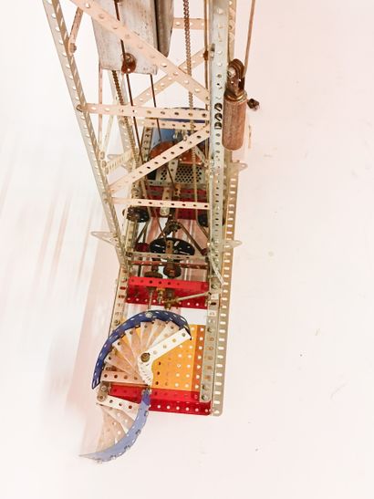 MECCANO
Pivoting tower
Meccano featuring...