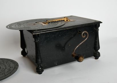 Organette de la marque INTONA
Caisse en bois...