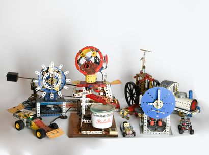 MECCANO
Set of nine pieces, including a locomotive,...
