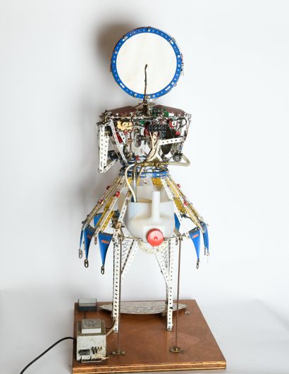 MECCANO
Waitress
Base-mounted Meccano featuring...