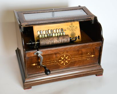 Organette marquée « Concert Roller Organ...
