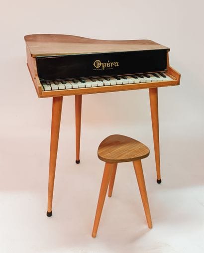 Piano à queue crapaud d’enfant avec son tabouret...