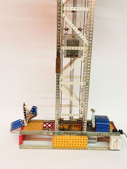 MECCANO
Pivoting tower
Meccano featuring...