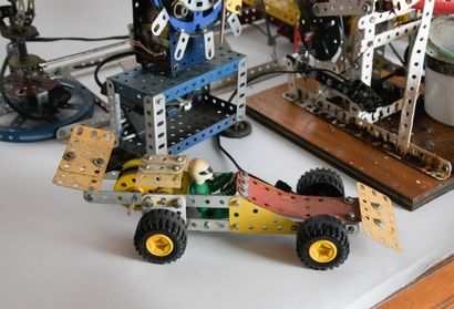 MECCANO
Set of nine pieces, including a locomotive,...