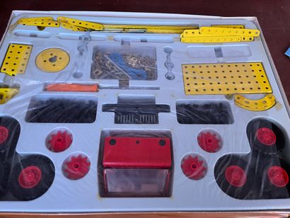 MECCANO, Meccakit
Two complete 300 construction...