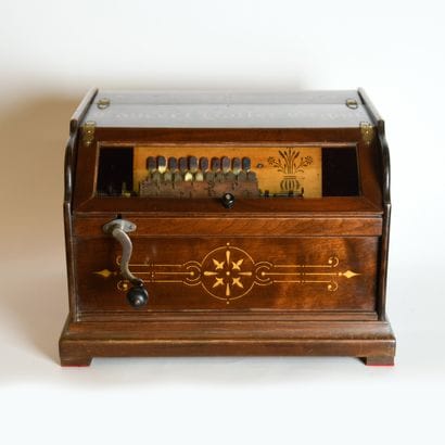 Organette marquée « Concert Roller Organ...