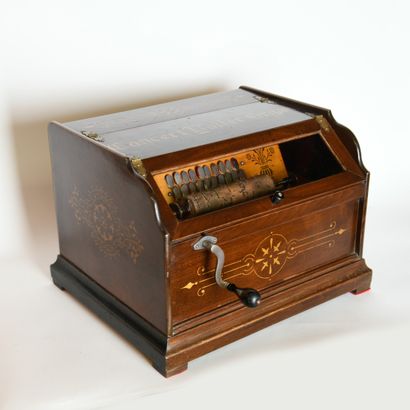 Organette marquée « Concert Roller Organ...