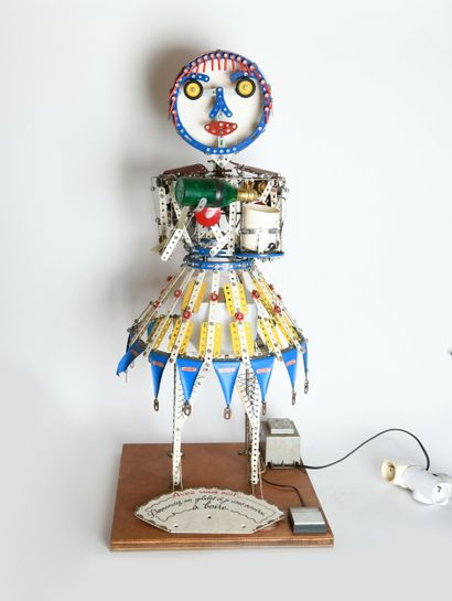 MECCANO
Waitress
Base-mounted Meccano featuring...