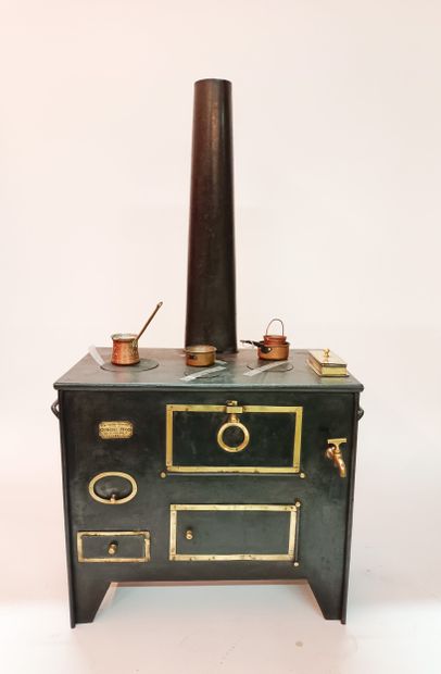 Cuisinière en tôle et fonte de représentant
Porte...