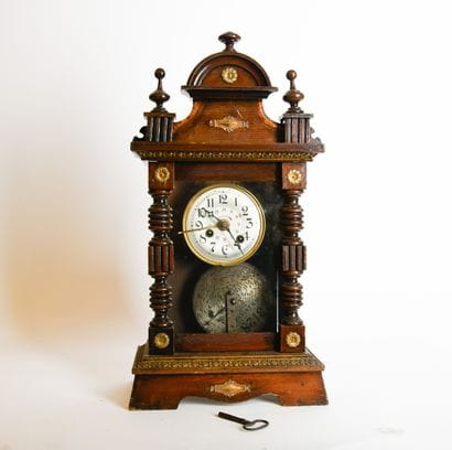 Pendule réveil musicale
Caisse en bois mouluré...