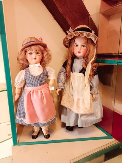 Réunion de deux poupées à têtes en porcelaine...
