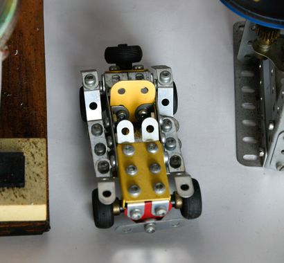 MECCANO
Set of nine pieces, including a locomotive,...