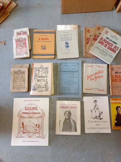 Réunion de livres sur le thème de GUIGNOL...