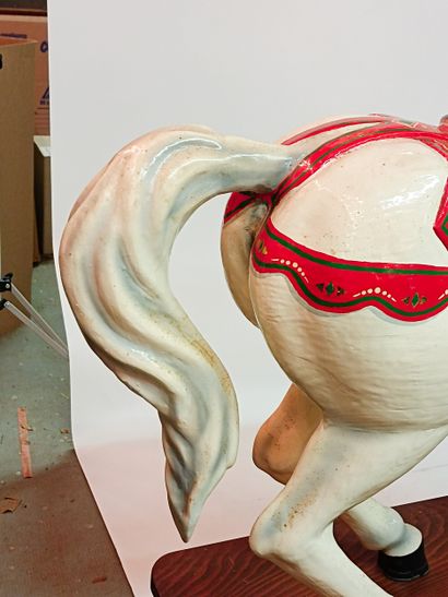 Cheval de manège de carrousel en résine sur...