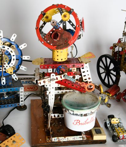 MECCANO
Set of nine pieces, including a locomotive,...