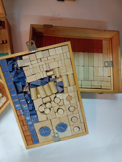 Deux boîtes de jeu de construction : le Castor...